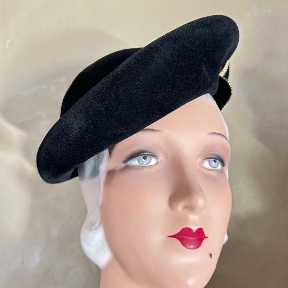 STYLISH 1940's BLACK FELT HAT WITH PEARL & BEAD TRIM